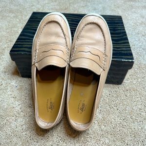 Bass slip on loafers // worn in good condition// size 9 / leather